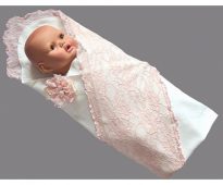 Плетен плик с дантела за новородено