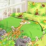 Afrička posteljina postavljena u dječjem krevetiću