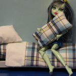Łóżko w klatce dla lalki Monster High