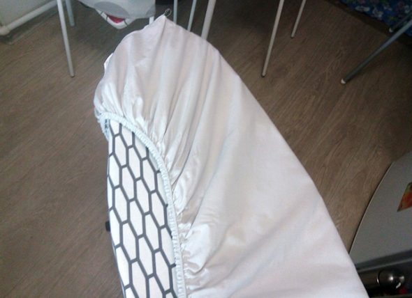 Ironing sheets with elastic