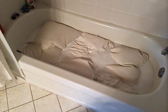 Büyük bir battaniyenin el ile yıkanması