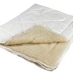 Warm white blanket na may medium size sheepskin