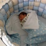 Cienki pluszowy koc w łóżeczku noworodka