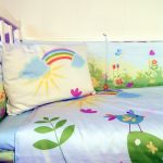Jasne łóżko dla dzieci ze wszystkimi kolorami tęczy