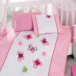Jasne motyle do delikatnego różowego łóżka dziewczyny