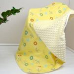 Žuta i bijela pliš deka za bebu