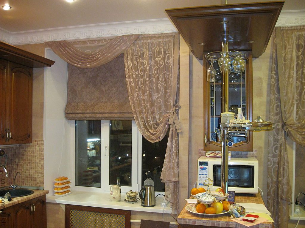 Asymetryczne zasłony w oknie nowoczesnej kuchni
