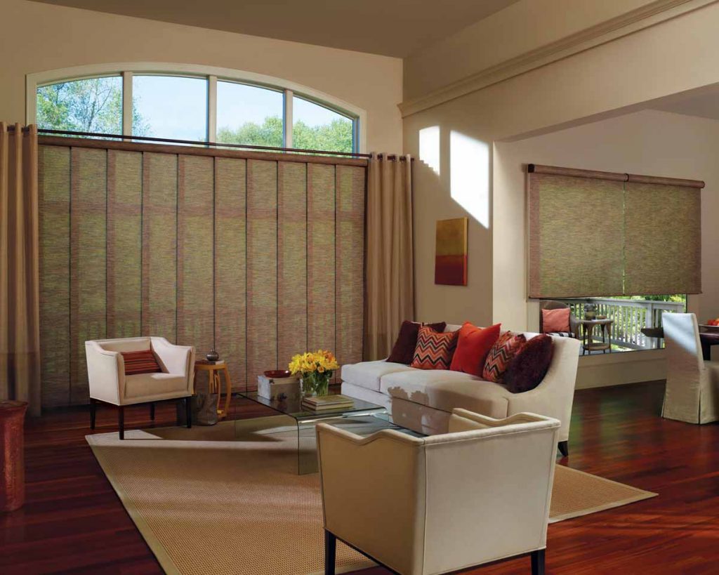 Salon intérieur avec rideaux de bambou