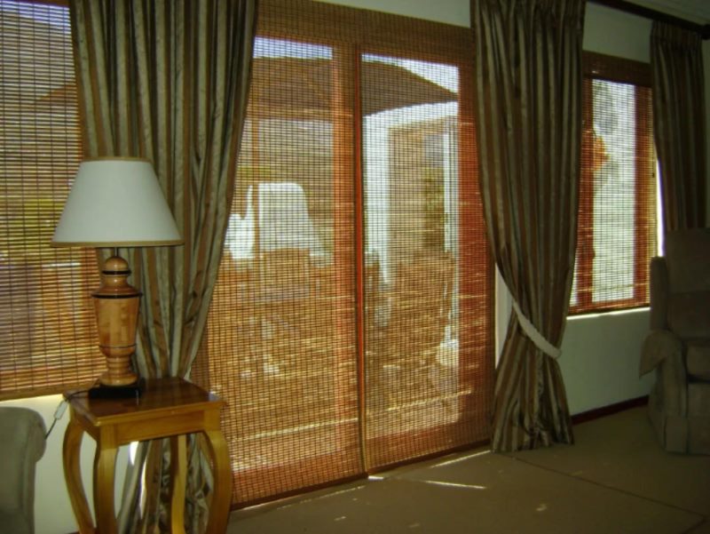 Özel evin oturma odasında bambu perdeli kapılar