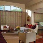 Bamboo curtains sa disenyo ng living room