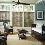 Rattan möbler i vardagsrummet med bambu gardiner
