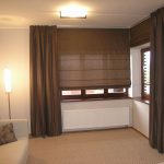 Brown curtains sa mga bintana ng lounge corner