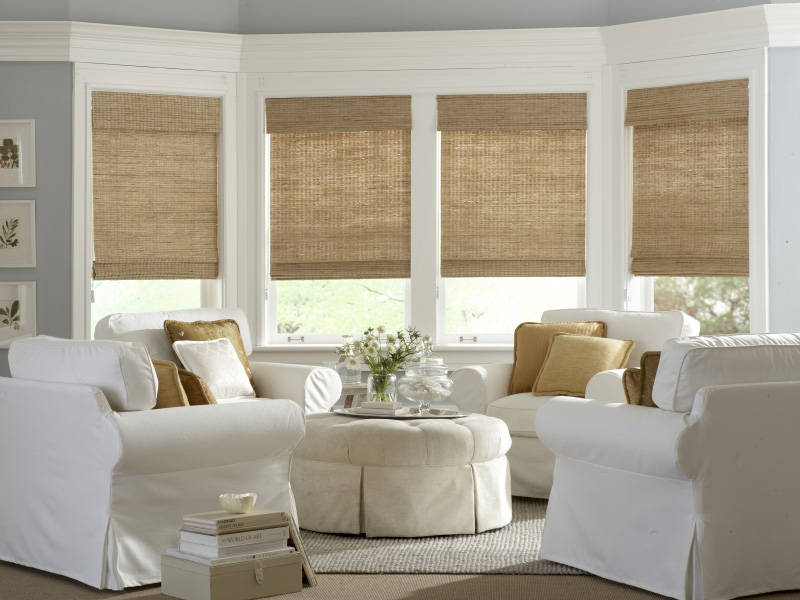 Vita möbler i rummet med bambu gardiner
