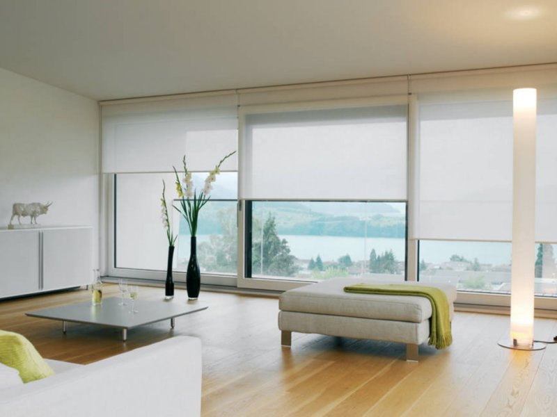Menghias tingkap panorama ruang tamu dengan tirai roller