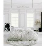White bedroom sa minimalism style na may mattress sa sahig para sa natutulog at nakakarelaks