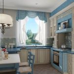 Modré a bílé záclony vypadají skvěle v prostorné kuchyni ve stejných barvách.