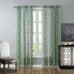 Vitgröna gardiner med ett mönster för vardagsrummet