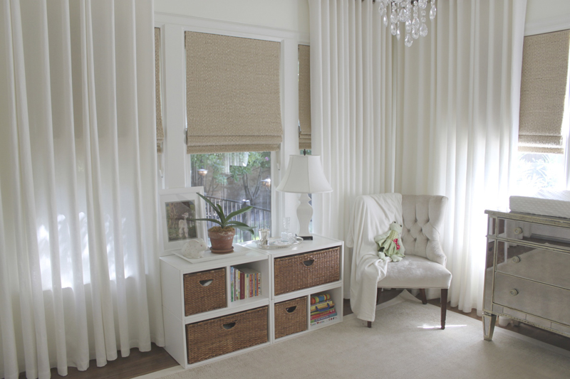 Combination of white straight curtains with roman beige shades