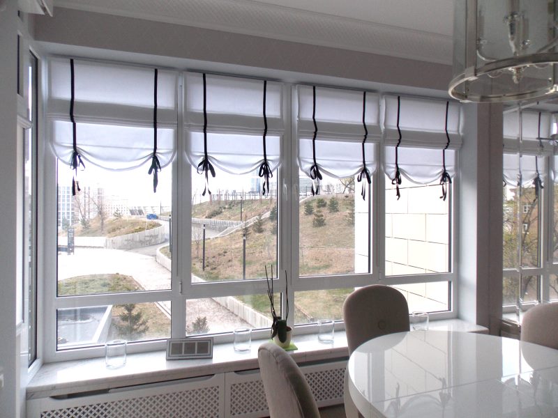 Beyaz Roma mutfak plastik penceresine çerçevesiz türü güneşlikler