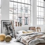 Bohemisk minimalism: en madrass på golvet i stället för en vanlig säng