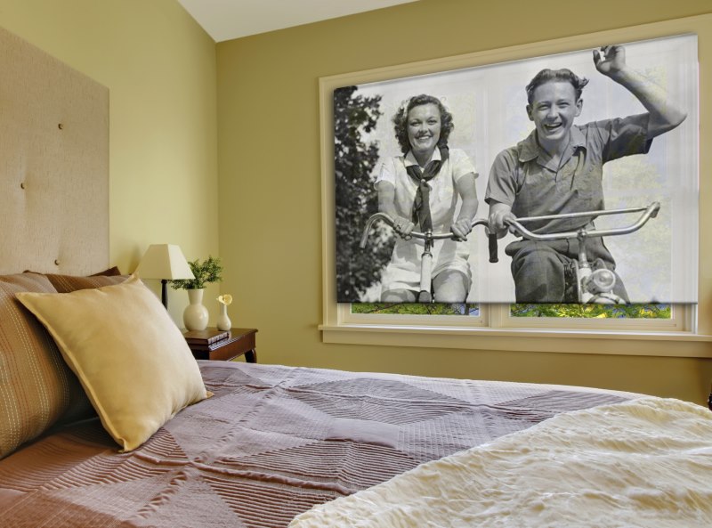 Yatak odasında bir stor perde üzerinde monokrom fotoğraf