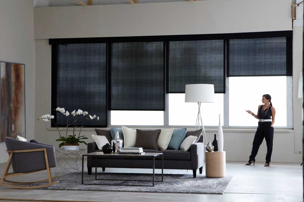 Interiér obývacího pokoje s automatickými závěsy Somfy