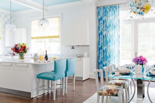 Kuchyně-jídelna v modré a bílé barvě