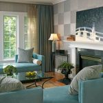 Fotoğraftaki birleştirilmiş perdelerin rengi mobilya ve duvarlarla mükemmel şekilde birleştirilmiştir.