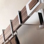 Wooden eaves na may mga elemento ng metal