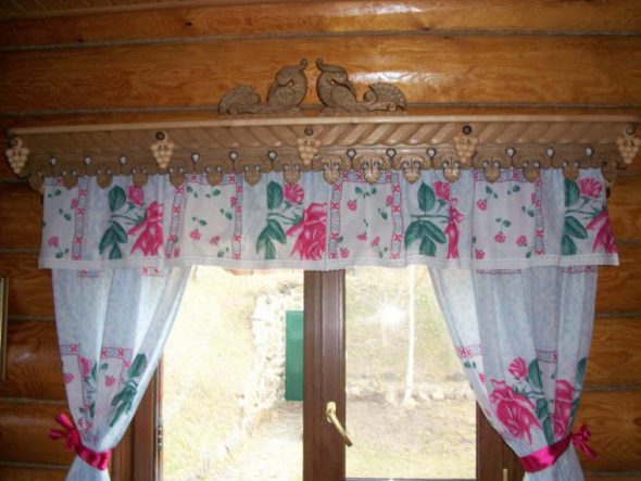 Wooden cornice with birds