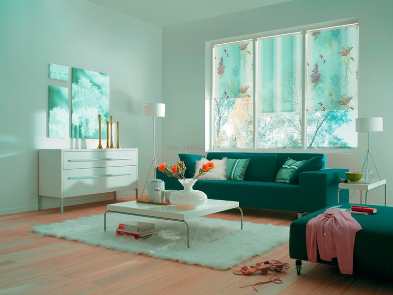 Fotoğraf baskısı olan stor perdeli oturma odası tasarımı