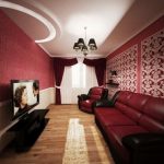Långt vardagsrum i burgunderfärg med burgundy gardiner