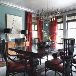 Long maroon curtains na may isang pattern sa dining room