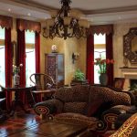 Long maroon curtains na may matapang na lambrequins sa beige living room