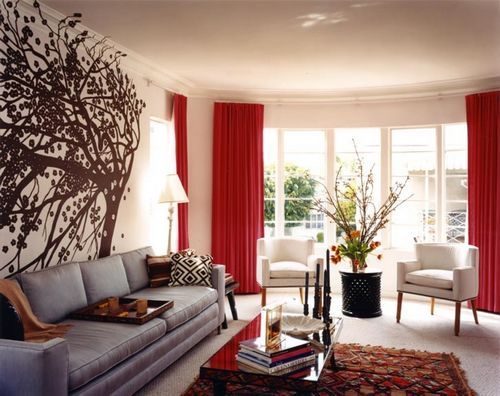 Oturma odasında perdeler herhangi bir kumaştan yapılabilir.