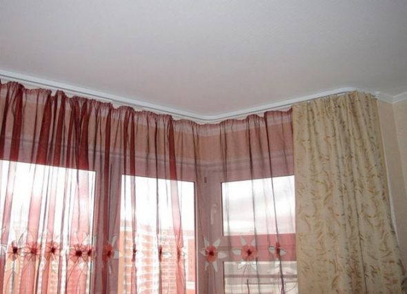 Flexible plastic curtain rail for curtains