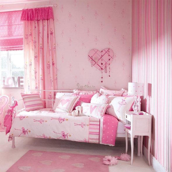 Różowy pokój z różowymi zasłonami