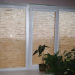 PVC pencerede doğal malzemeden haddelenmiş perdeler