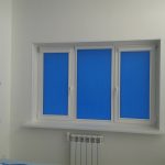 Oturma odası penceresinde mavi perdeler
