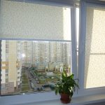 Panel evde pencere üzerinde panjurlar