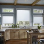 Zdobí okna kuchyně-obývací pokoj v soukromém domě