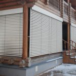 Mag-log bahay terrace na may shutters ng seguridad