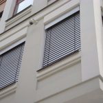 Zaštitne zavjese na prozorima višespratne zgrade