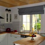 ستارة مربعة رومانية في مطبخ بسقف خشبي