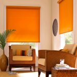 Obývací pokoj design s oranžové závěsy