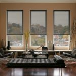 Židle na kovovém rámu v moderním obývacím pokoji