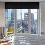 Yatak odası penceresinde siyah perde