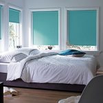 Dekorowanie okna sypialni zasłonami w kolorze turkusowym