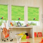 Dekoracja okien w roletach w pokoju dziecięcym