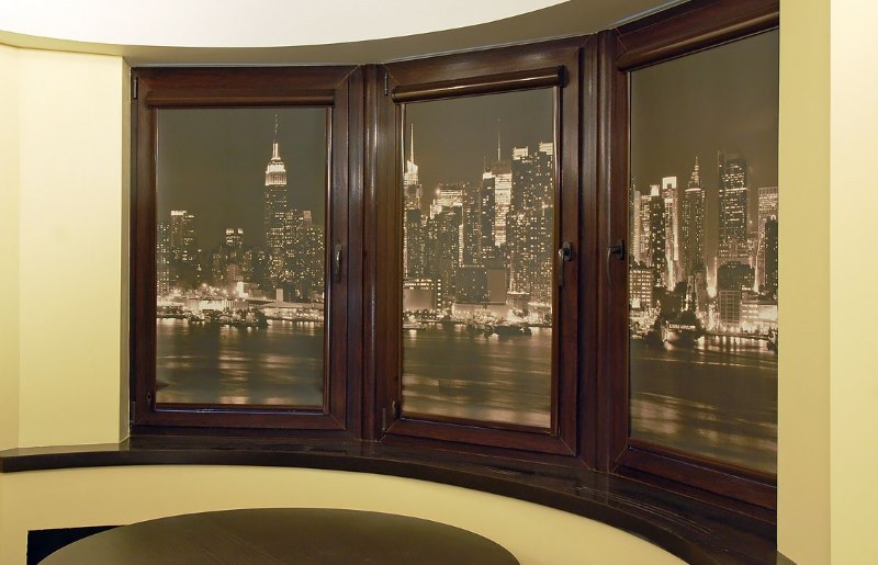 תריסי רולר עם הדפסת תצלום סוג סגור על החלון בחלון המפרץ